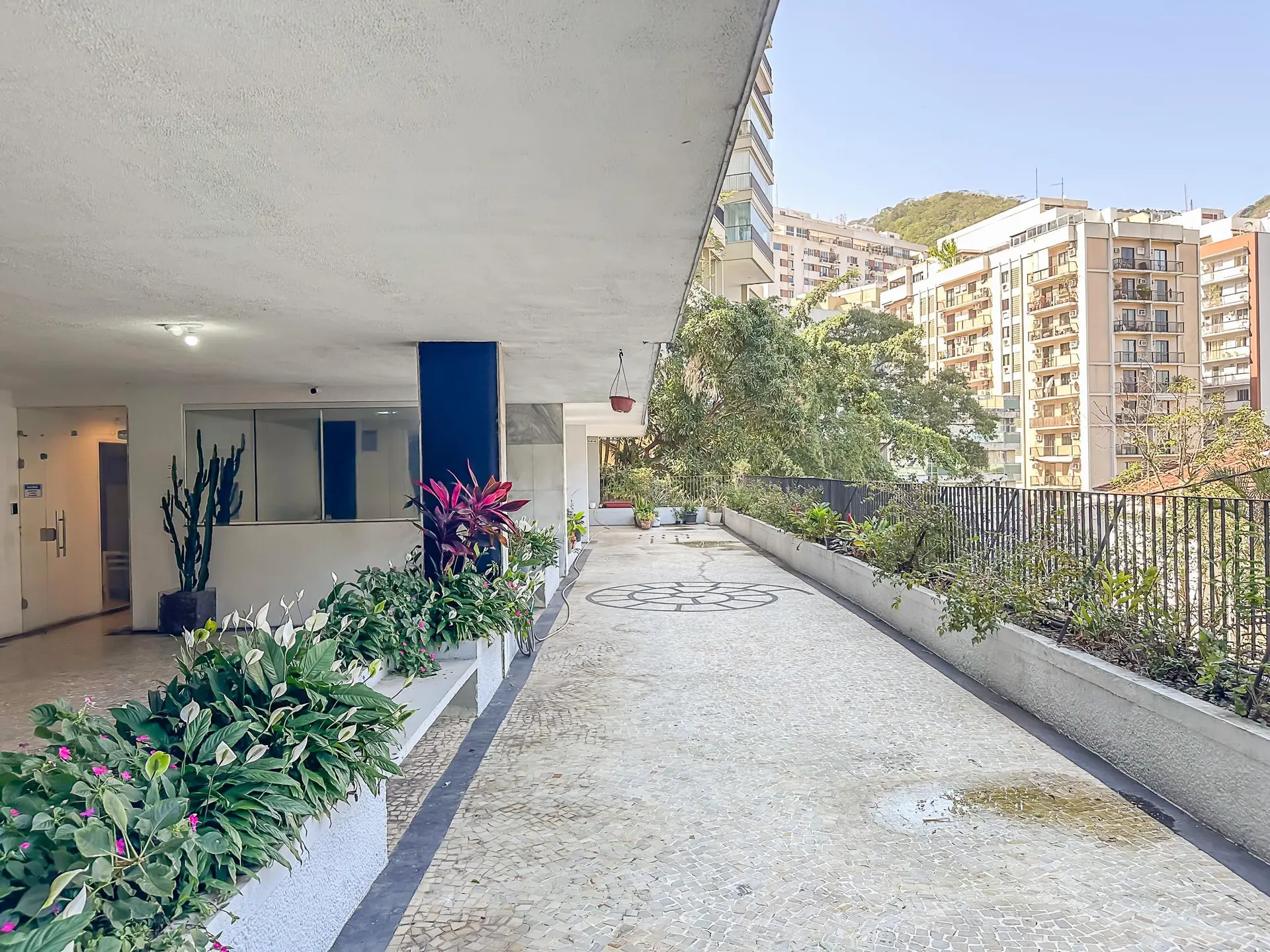 Furnished 2-bedroom apartment with open views — photo 7