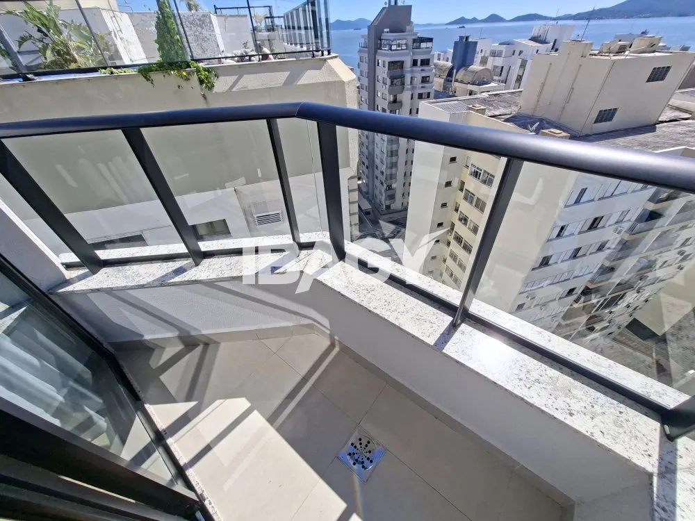 Studio with a glassed-in balcony and open-plan kitchen — photo 161