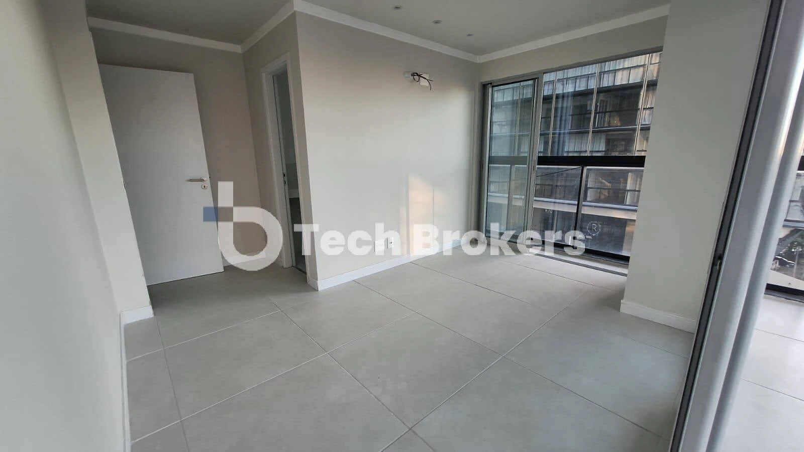 Glass-enclosed balcony in a 3-bedroom apartment, 105 m² — photo 8