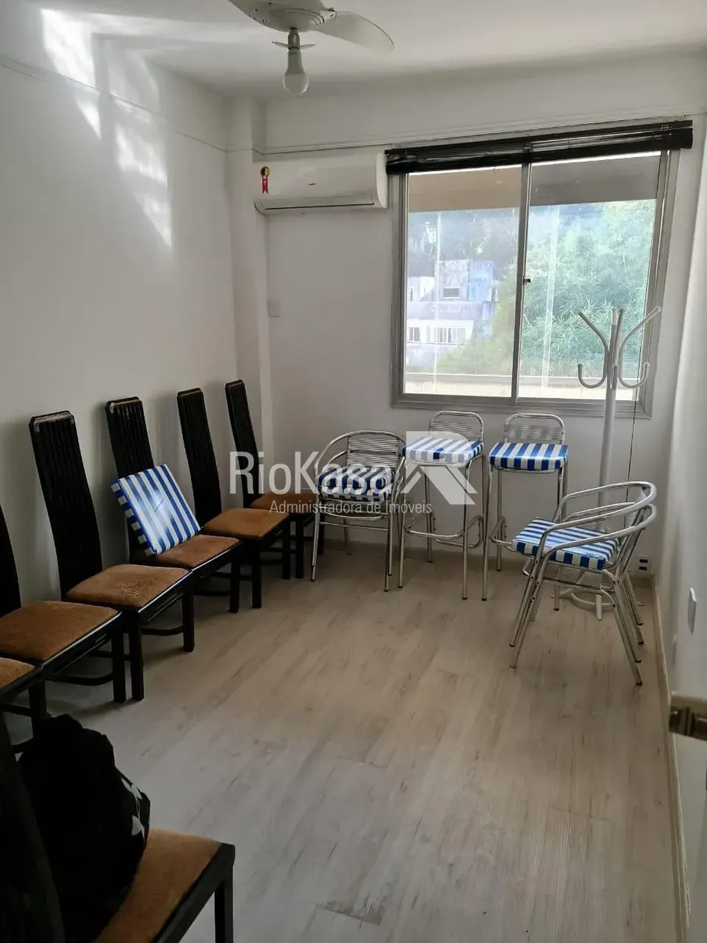 4-bedroom apartment in a building with a pool — photo 29