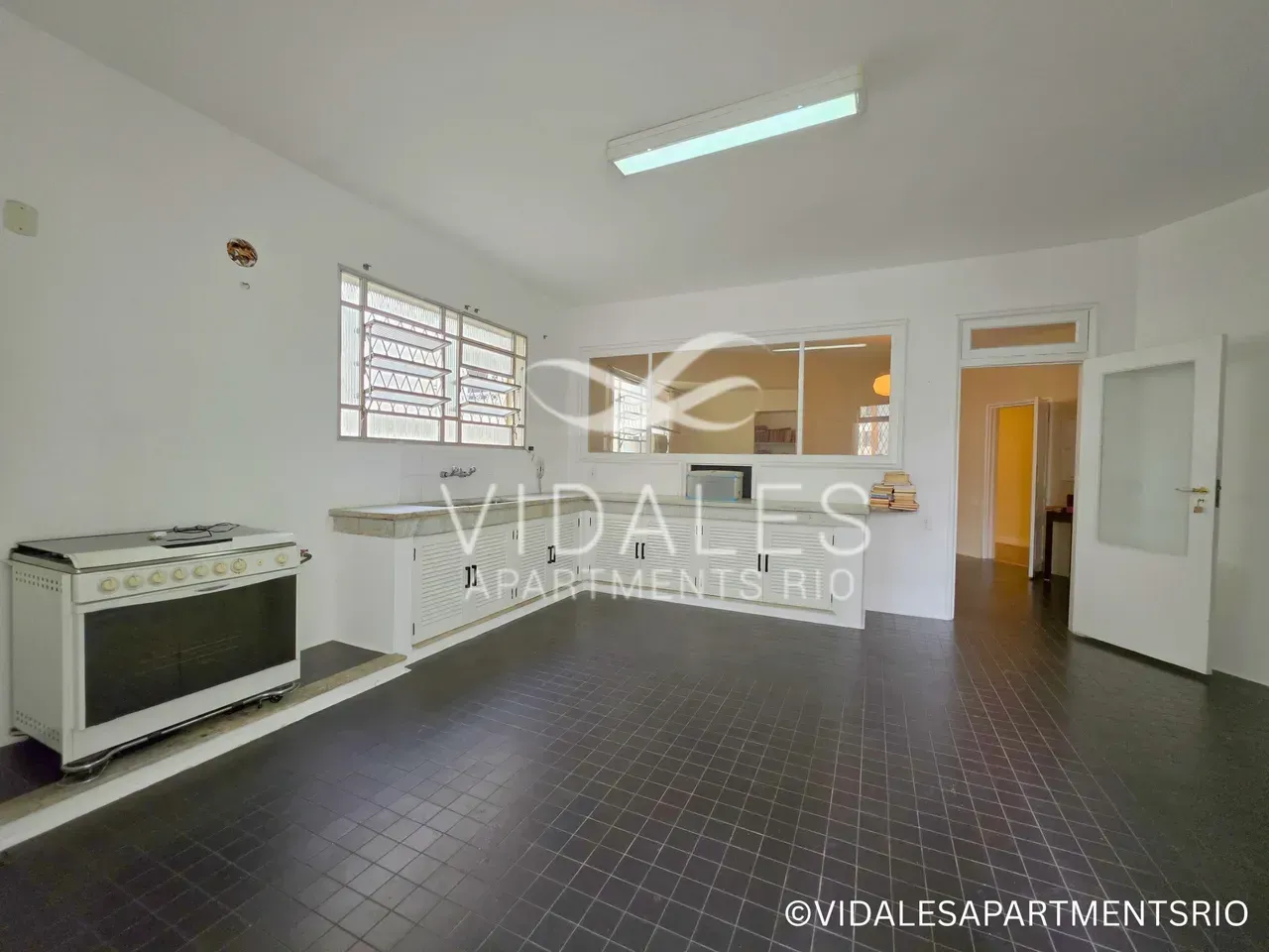 Unfurnished 4-bedroom apartment with a glassed-in balcony — photo 12