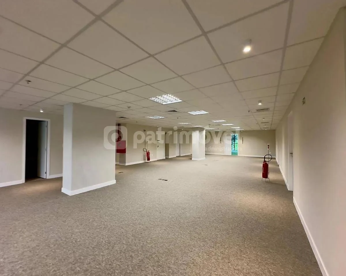 Sala comercial de 779 m², 1 quarto e 6 banheiros — photo 9
