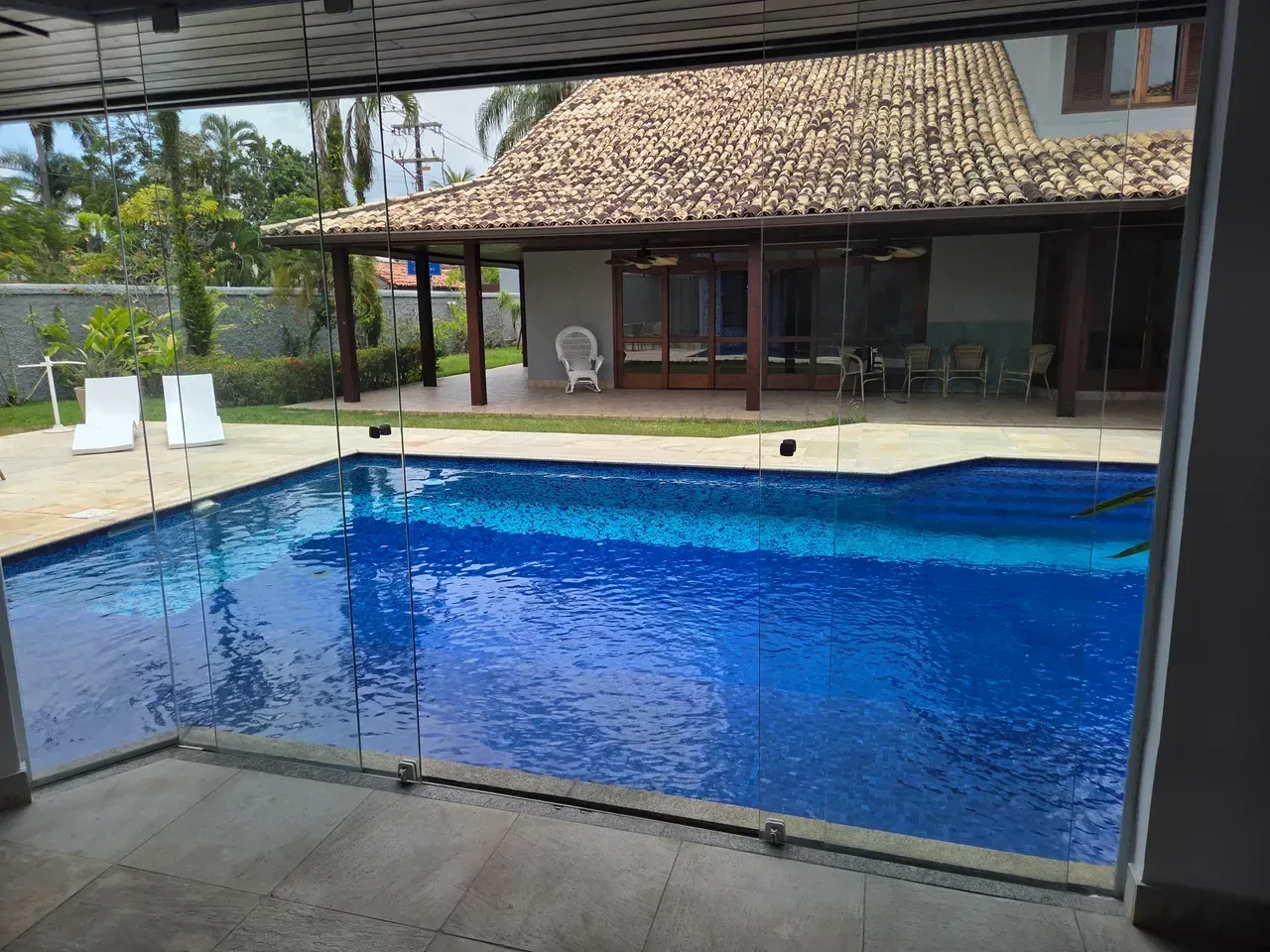 Casa com 5 quartos e 5 banheiros e varanda envidraçada — photo 37