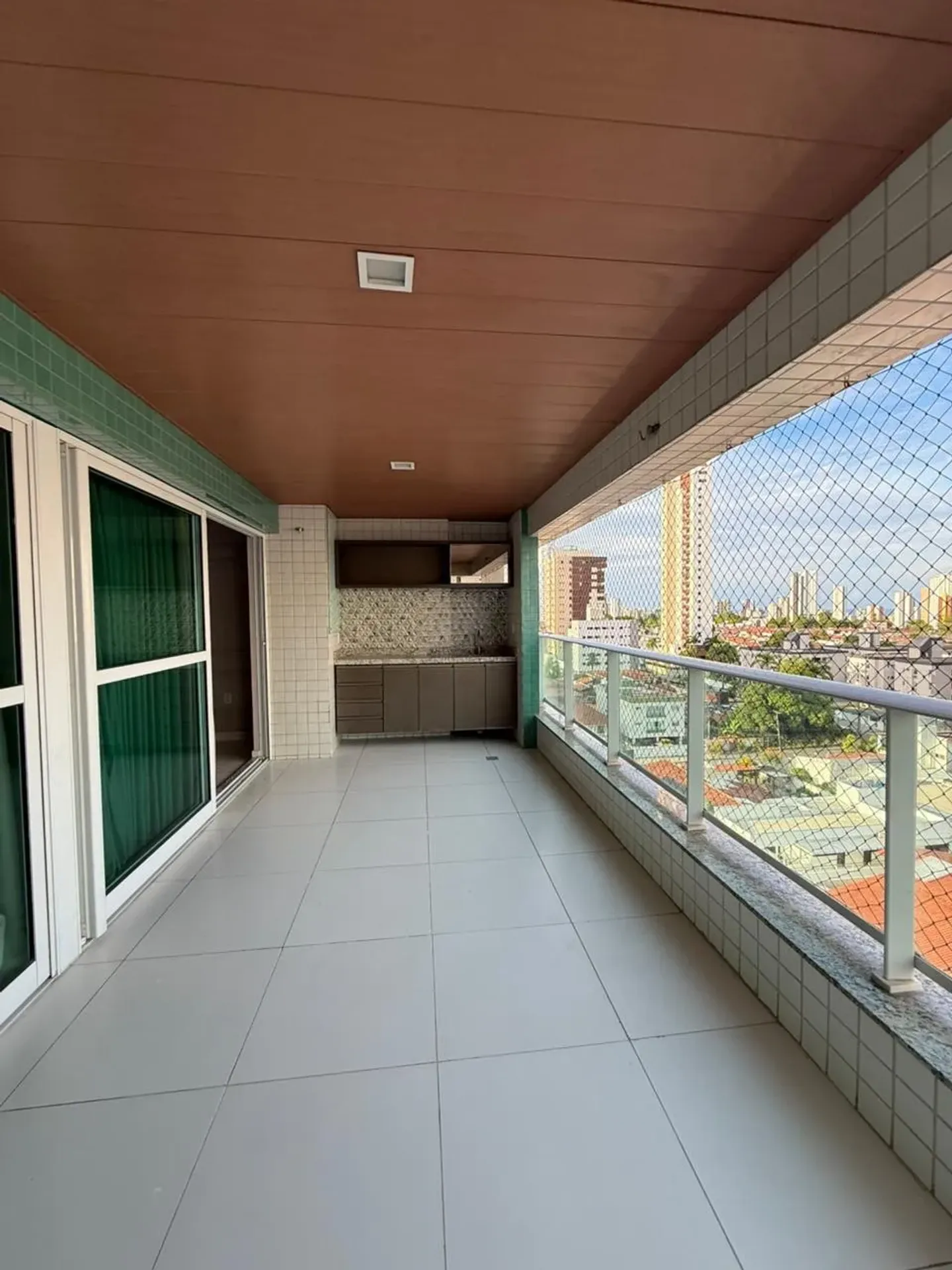 4-bedroom apartment with a glass-enclosed balcony