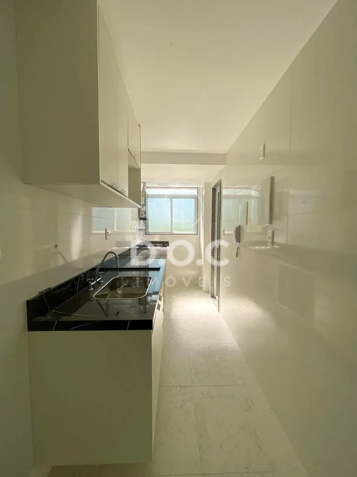 Balcony with a grill in a 2-bedroom apartment, 70 m² — photo 16