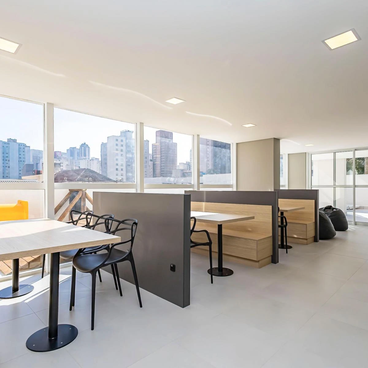 One-bedroom apartment in a building with a coworking space — photo 14