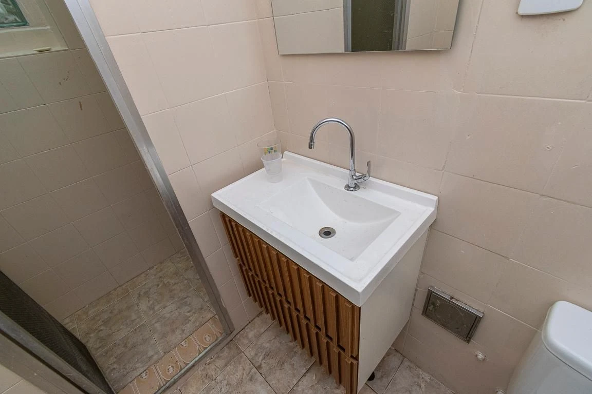 Unfurnished 2-bedroom house with fitted kitchen cabinets — photo 11