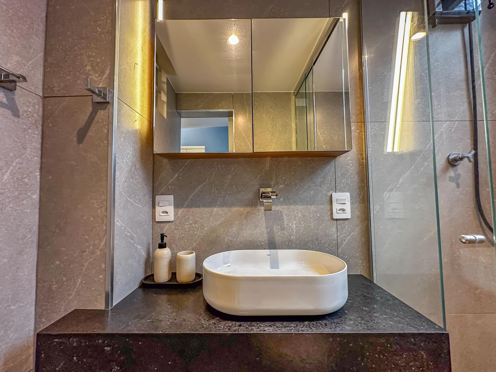 Furnished studio with glass shower and 1 bedroom — photo 23