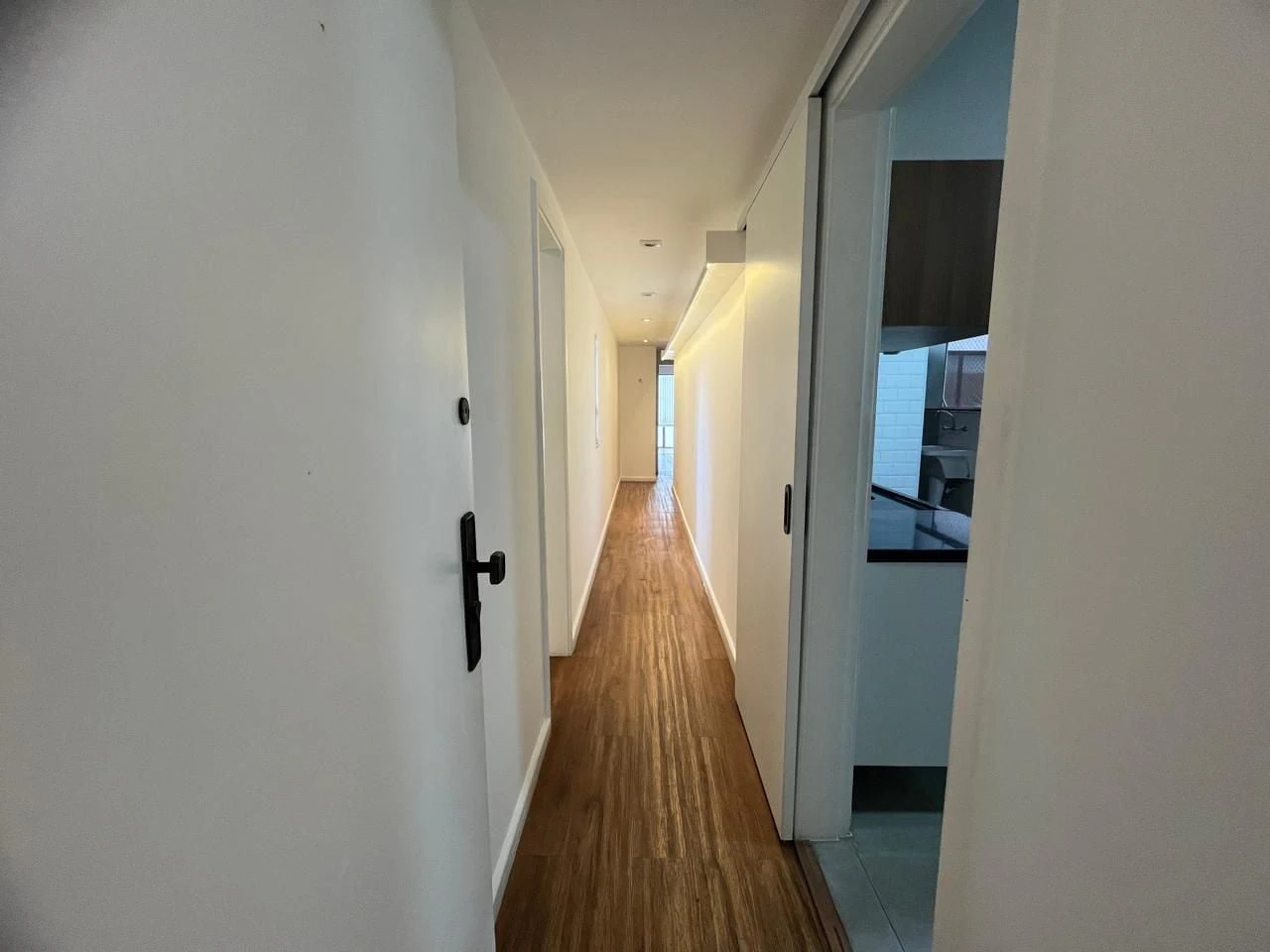 Glass-enclosed balcony in a 3-bedroom apartment, 160 m² — photo 27