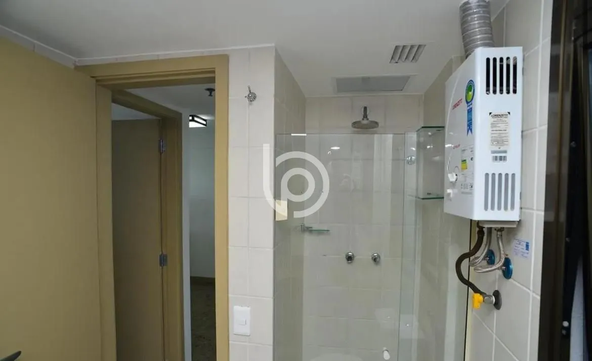 Furnished 1-bedroom apartment with glass-enclosed balcony — photo 23
