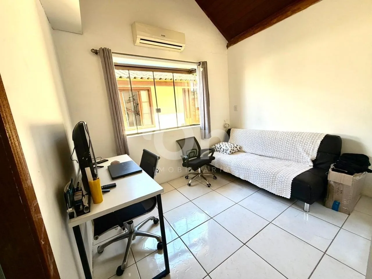 Furnished house, 224 m², with floor-to-ceiling windows — photo 40