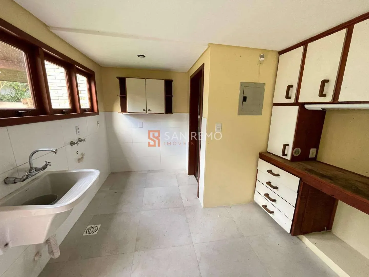 House with 4 bedrooms and 1 en-suite, 600 m² — photo 4