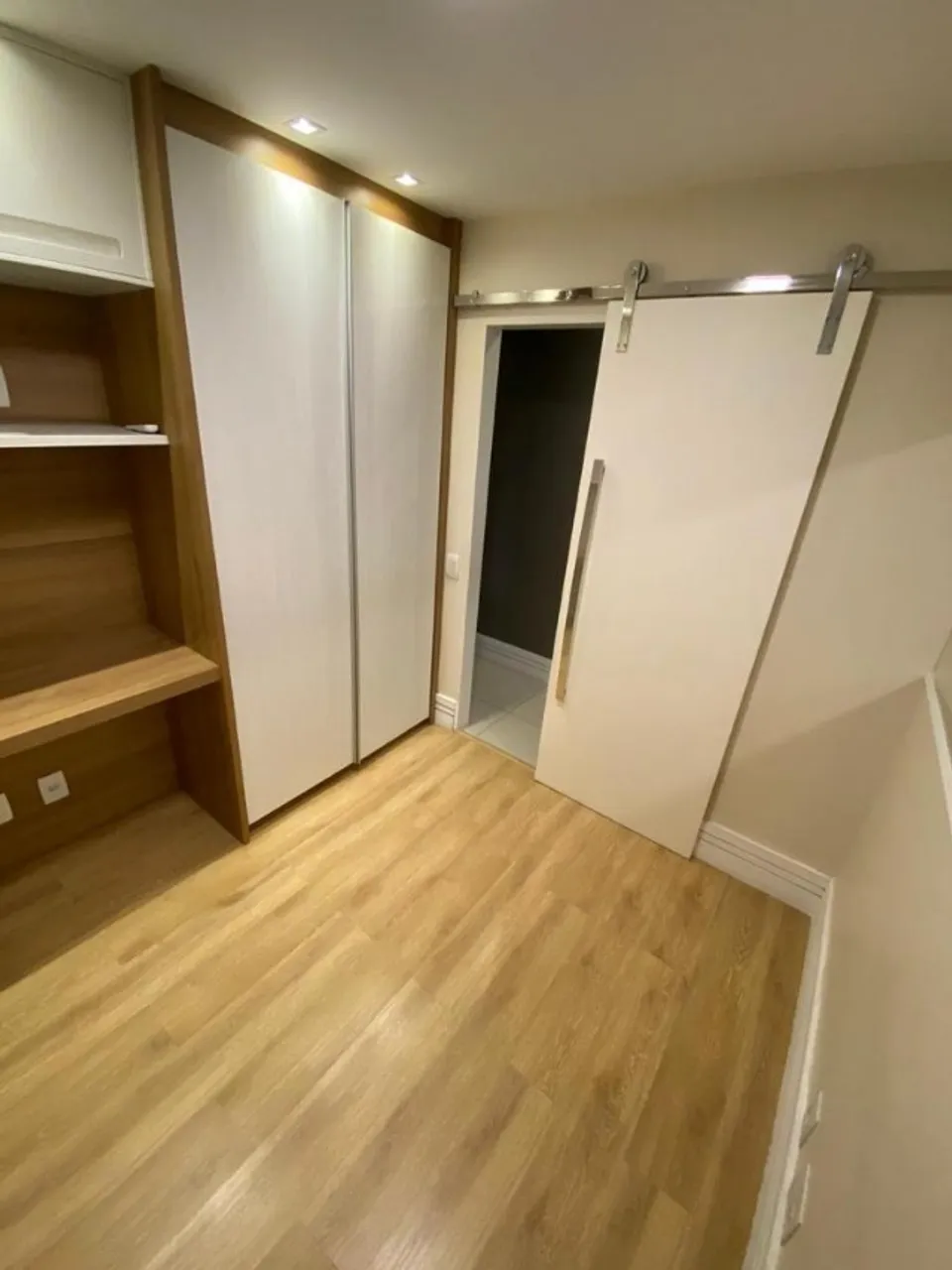 Glass-enclosed balcony in a 3-bedroom apartment, 177 m² — photo 12
