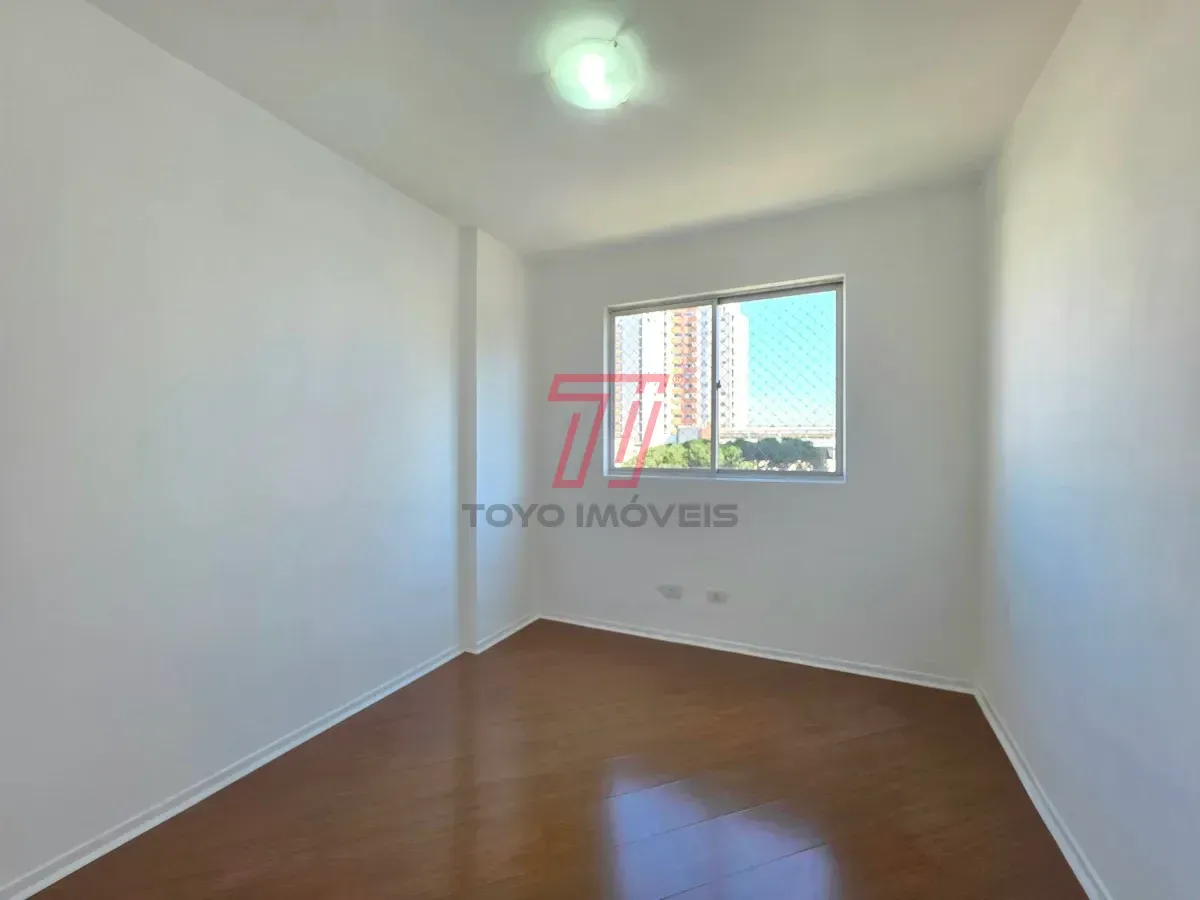 Apartamento de 3 quartos com piso de madeira na sala — photo 17