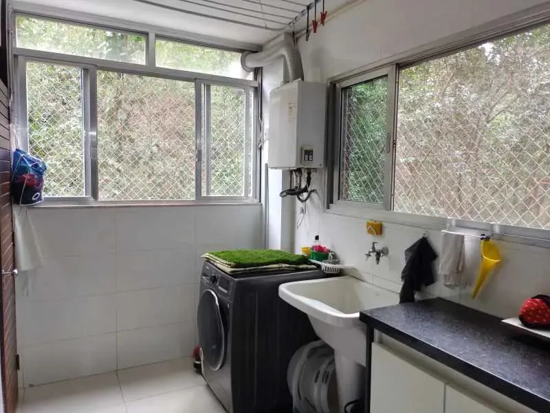 Furnished 3-bedroom apartment with glass balcony — photo 2