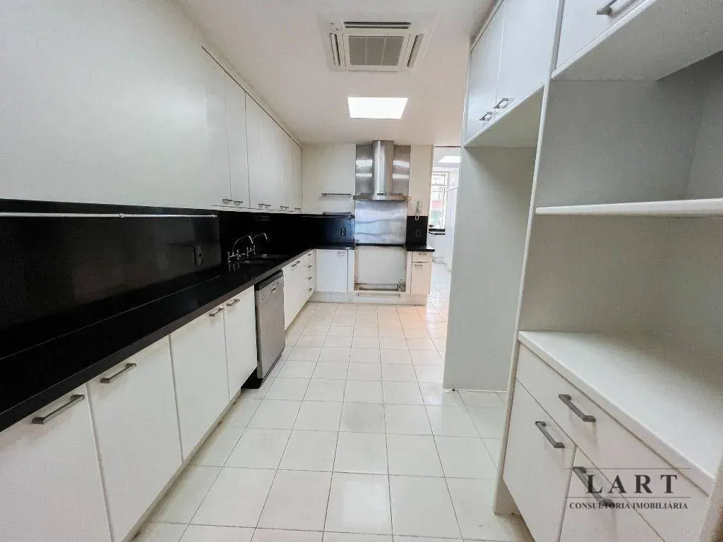 Apartamento com 3 dormitórios e 264 m² com 3 vagas — photo 33