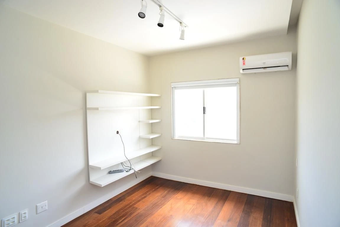 3-bedroom apartment in a building with a gym — photo 8