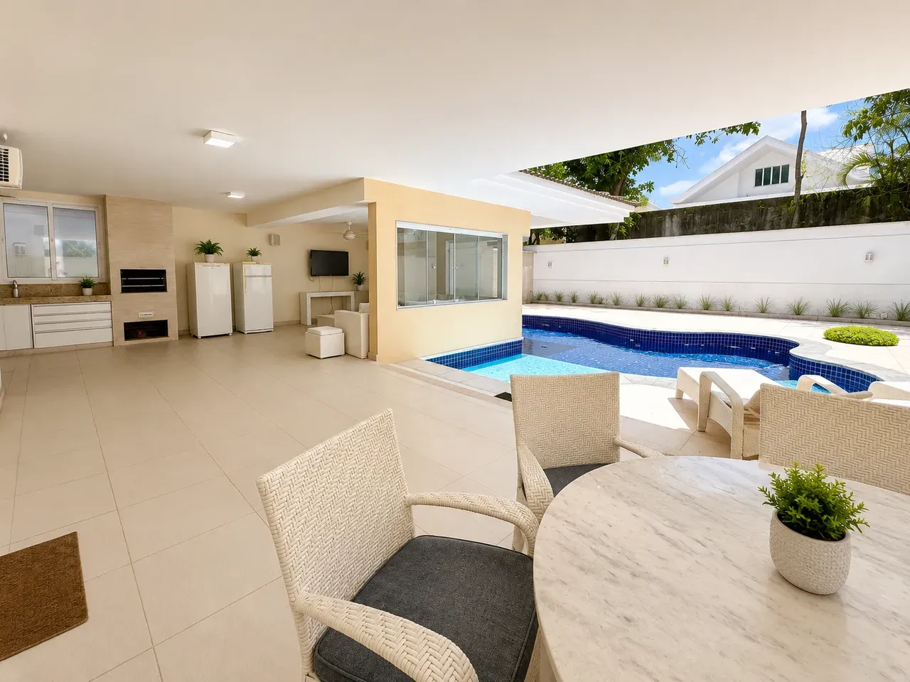 Furnished house with 4 bedrooms and 4 bathrooms — photo 37