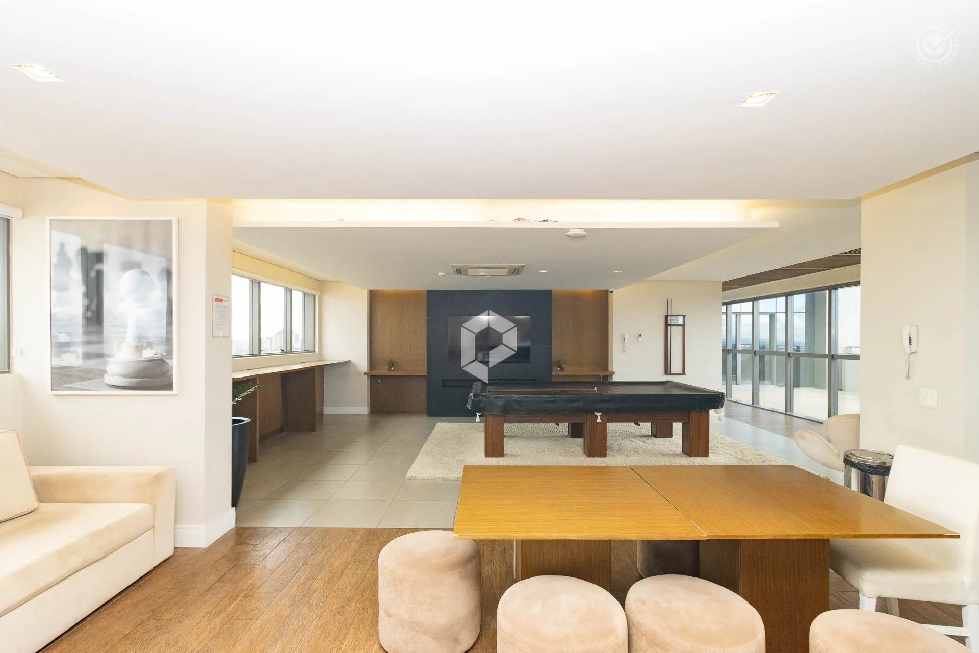 Furnished 1-bedroom apartment with city view — photo 36