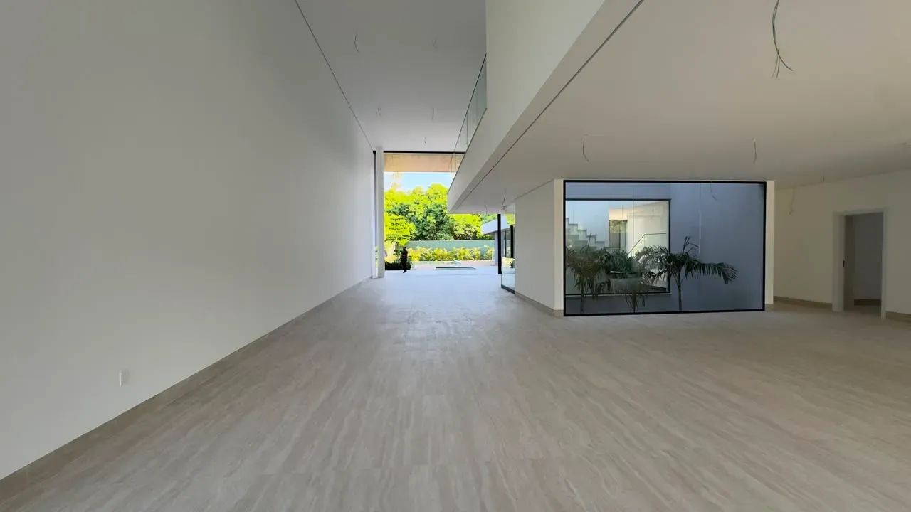 House with 5 bedrooms and floor-to-ceiling windows — photo 4