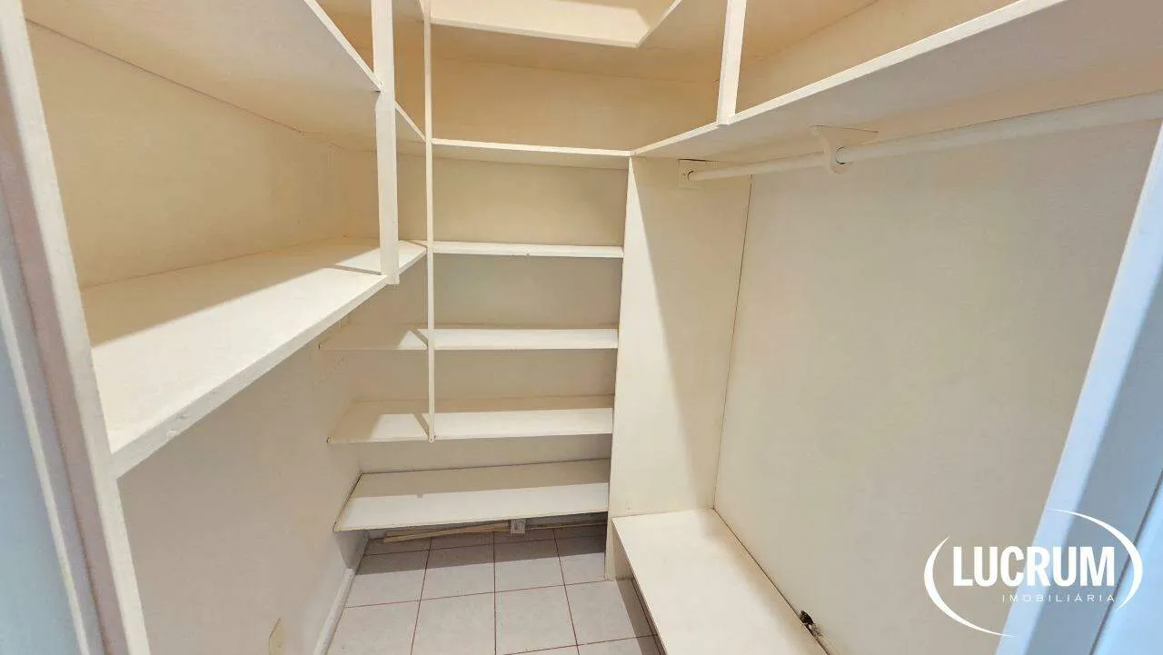 1-bedroom apartment with a glass shower enclosure — photo 2