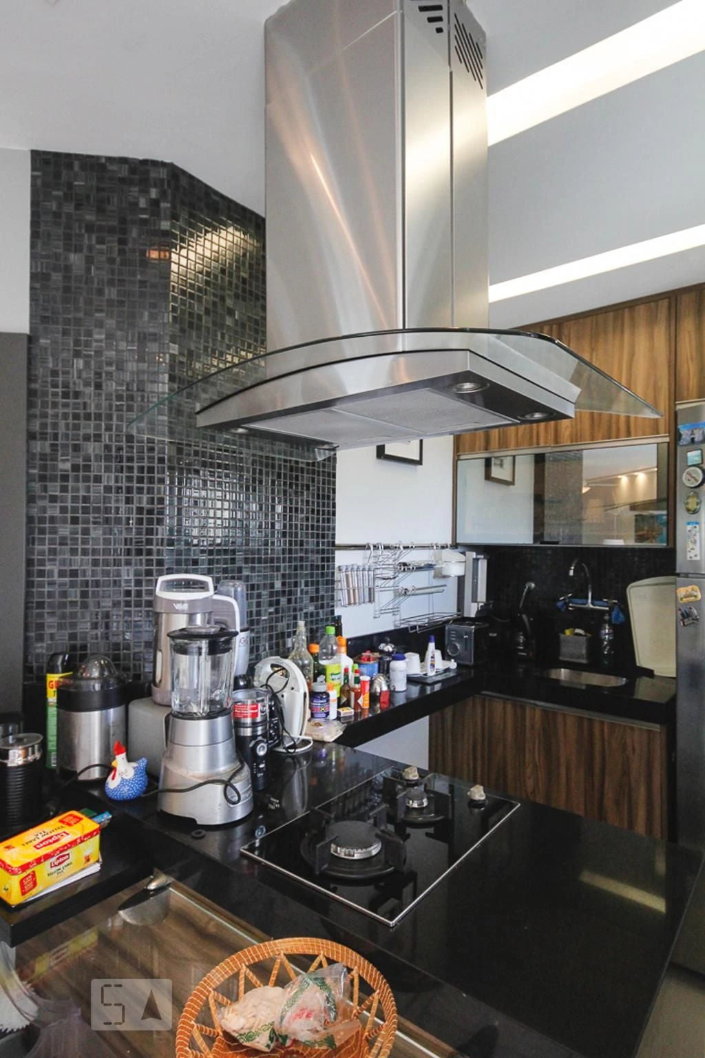 Furnished 1-bedroom apartment with open-plan kitchen — photo 4