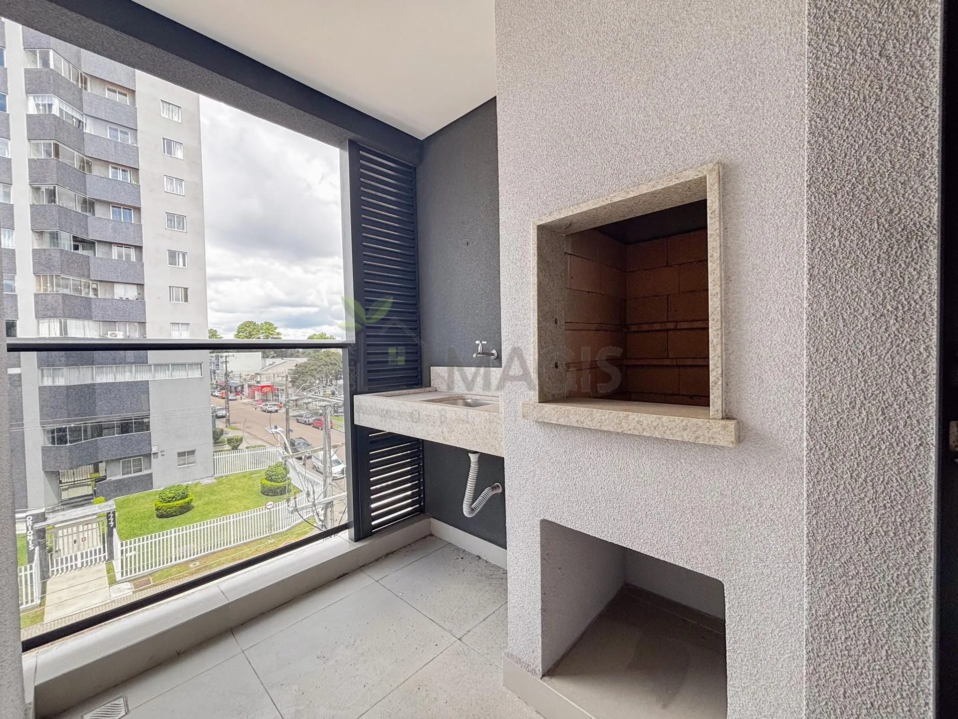 Balcony with a grill in a one-bedroom apartment, 30 m² — photo 19