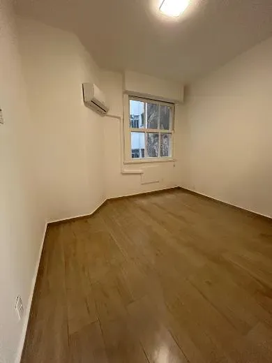 Apartment on the 2nd floor with wood or laminate floors — photo 4