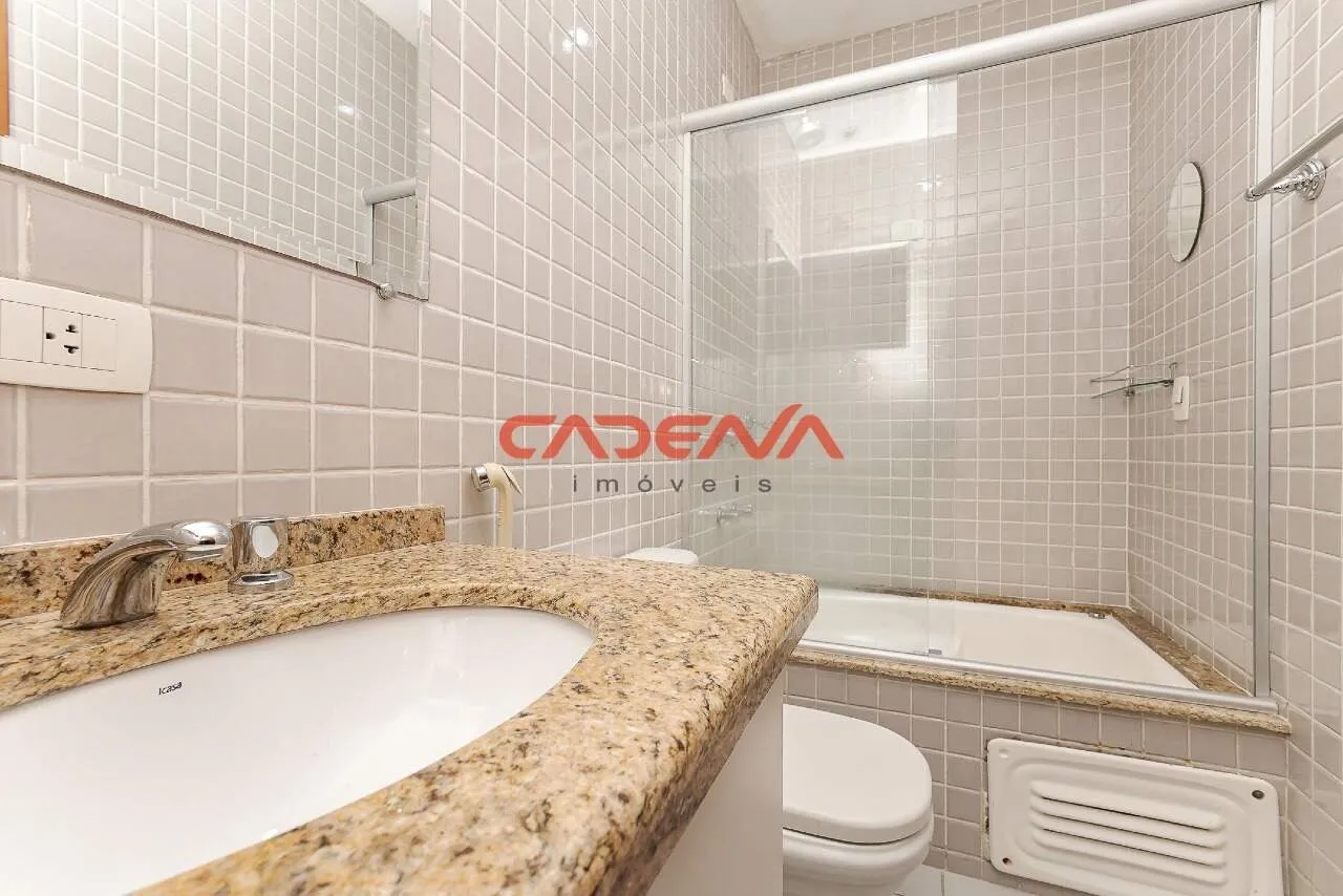 One-bedroom apartment with a bathtub — photo 7