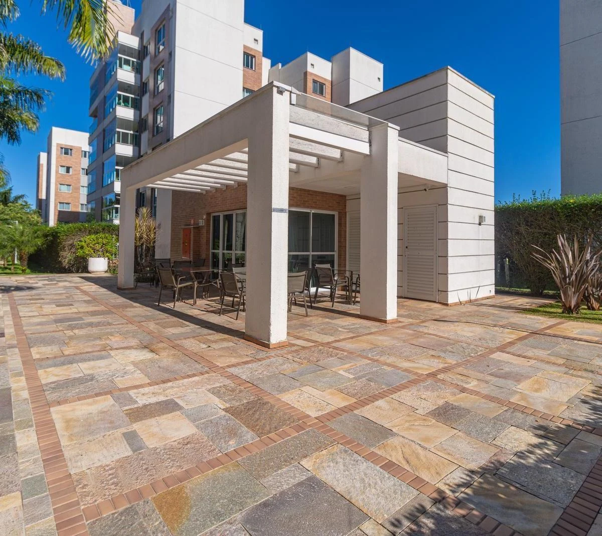 3-bedroom apartment with a grill on the balcony — photo 33