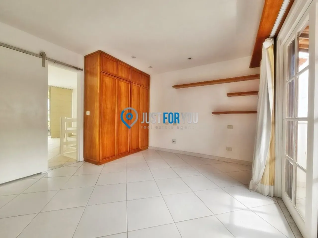 Casa com 4 dormitórios, 5 banheiros e 3 vagas — photo 3
