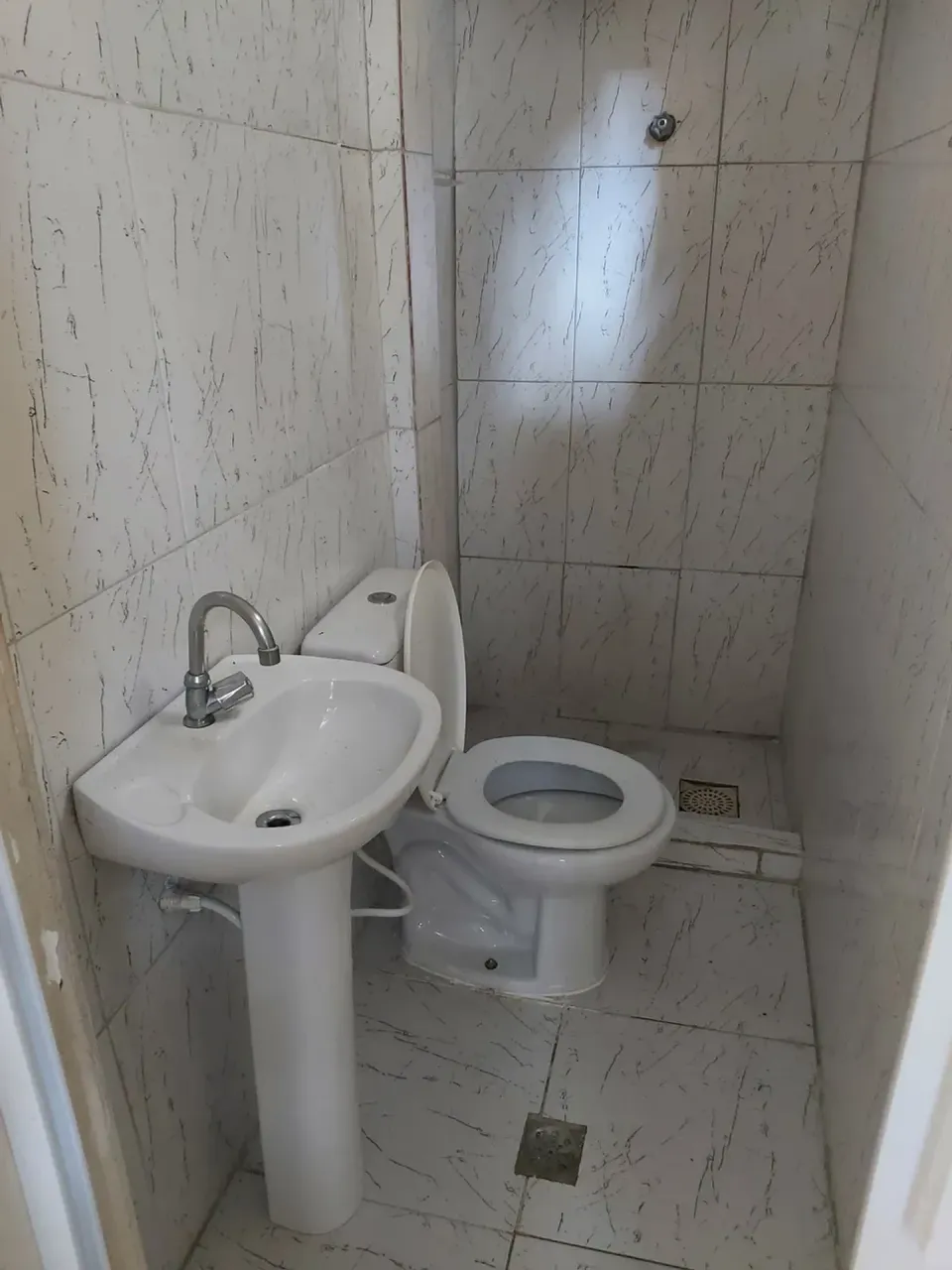 House with no parking, 2 bedrooms, electric shower — photo 4