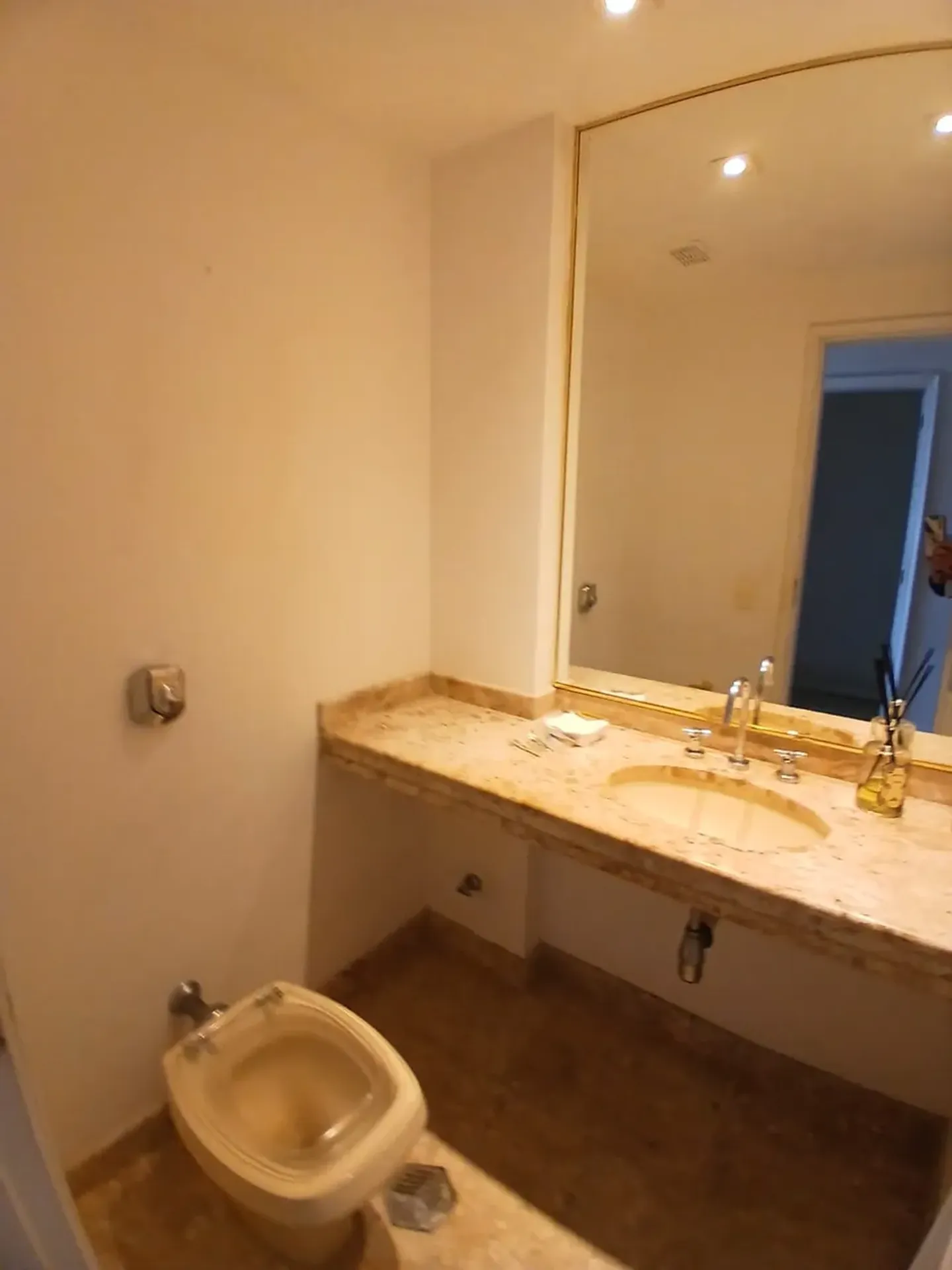 Apartment with balcony, 3 bedrooms and 3 bathrooms — photo 33