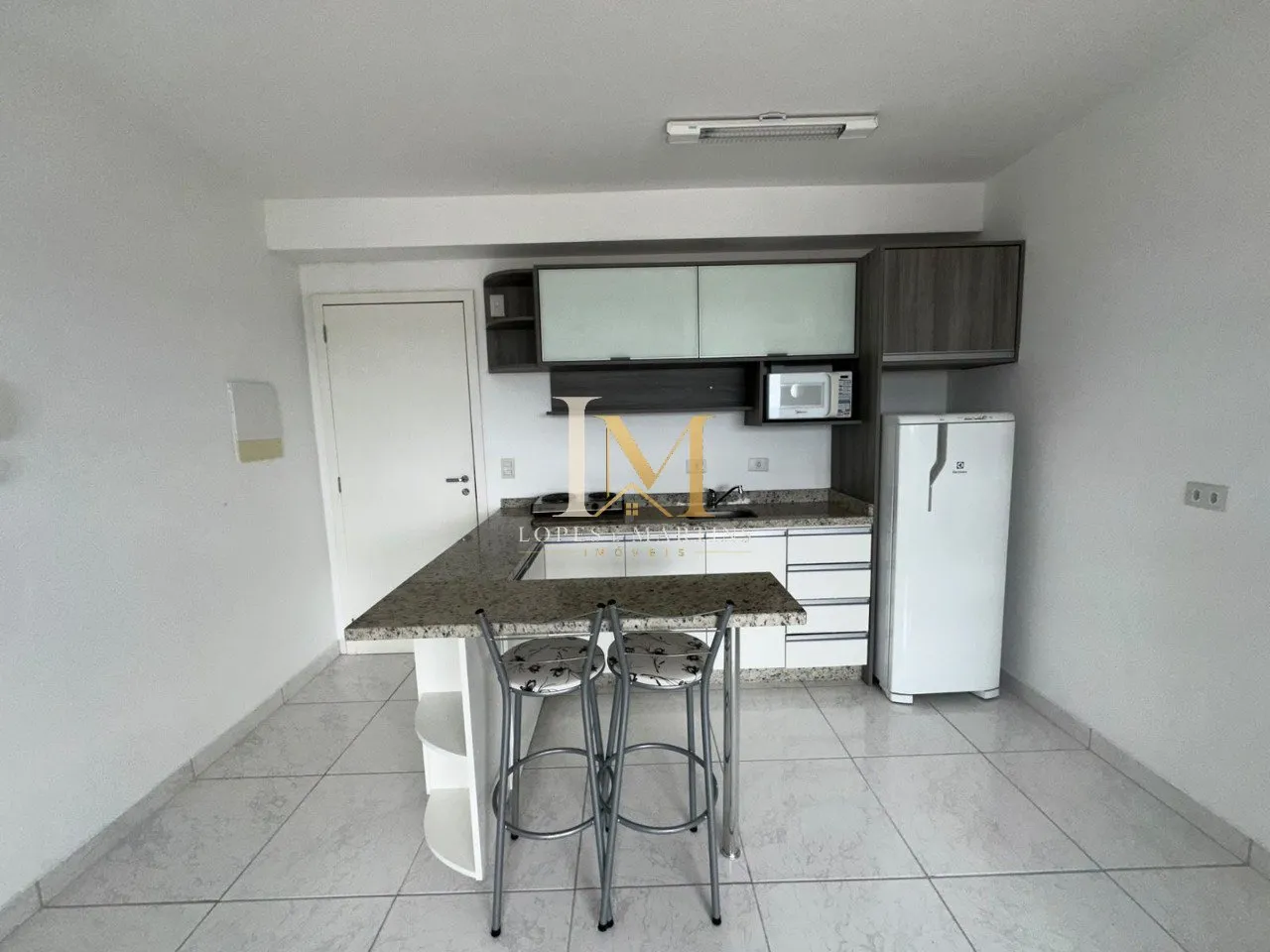 One-bedroom apartment with a washing machine — photo 2