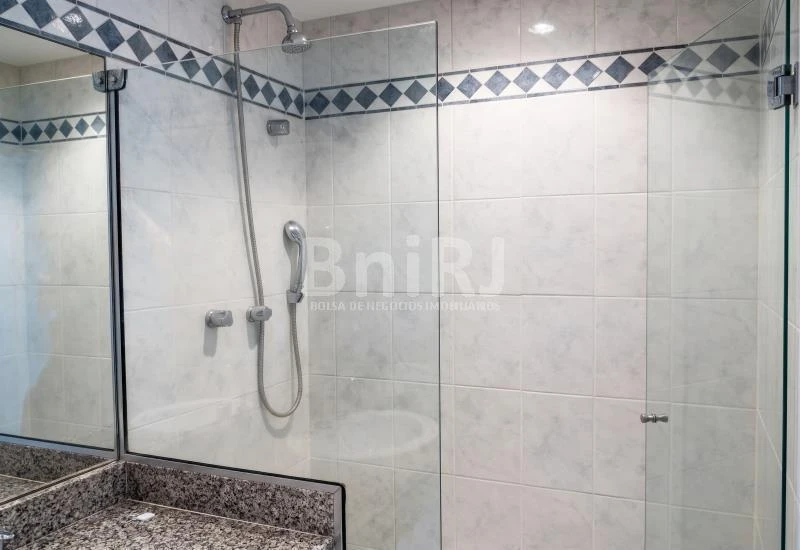 3-bedroom apartment in a building with a pool — photo 18