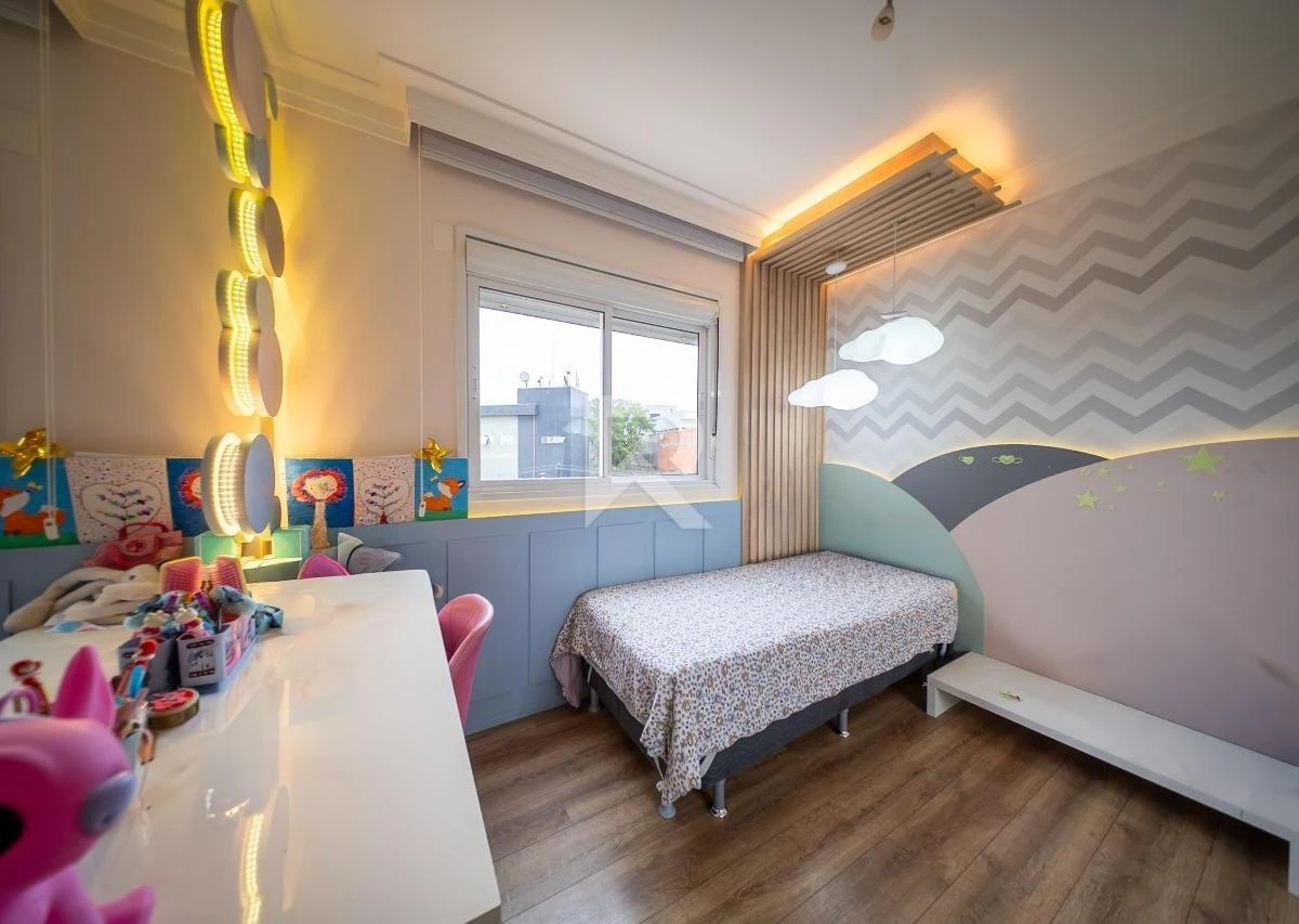 Glass-enclosed balcony in a 3-bedroom apartment, 166 m² — photo 14