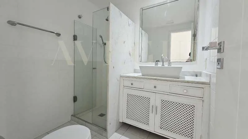 Вид на воду та 4 спальні: квартира 258 м² — photo 11