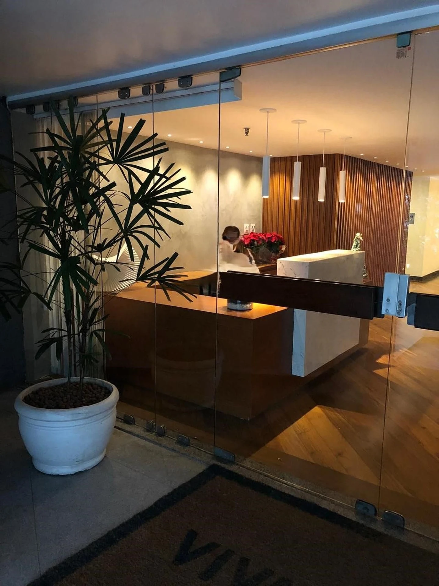 Furnished apartment, 91 m², with floor-to-ceiling windows — photo 15