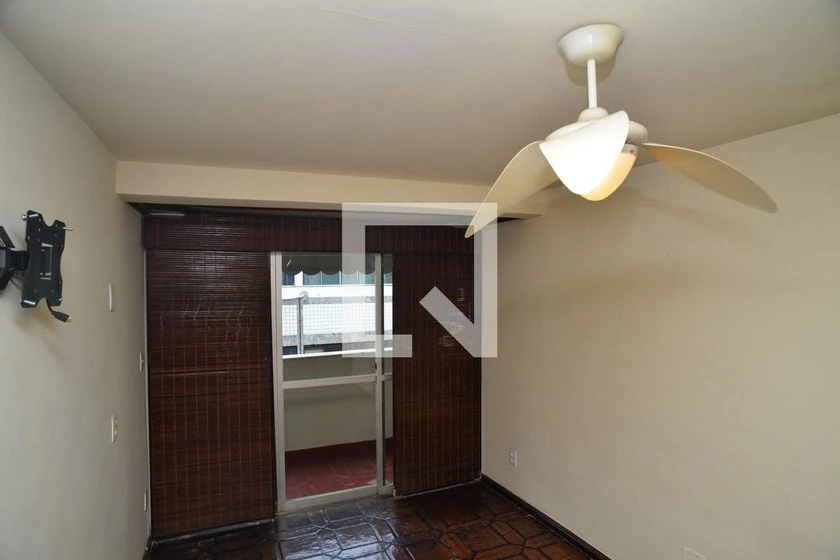 4-bedroom apartment with wood or laminate floors — photo 26