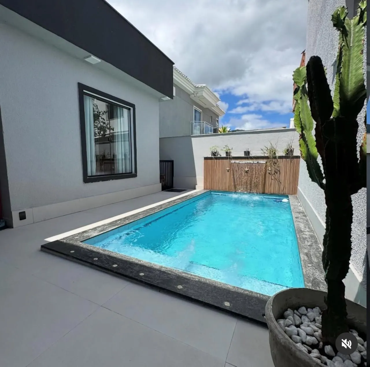 Balcony with a grill in a 3-bedroom house, 250 m² — photo 13