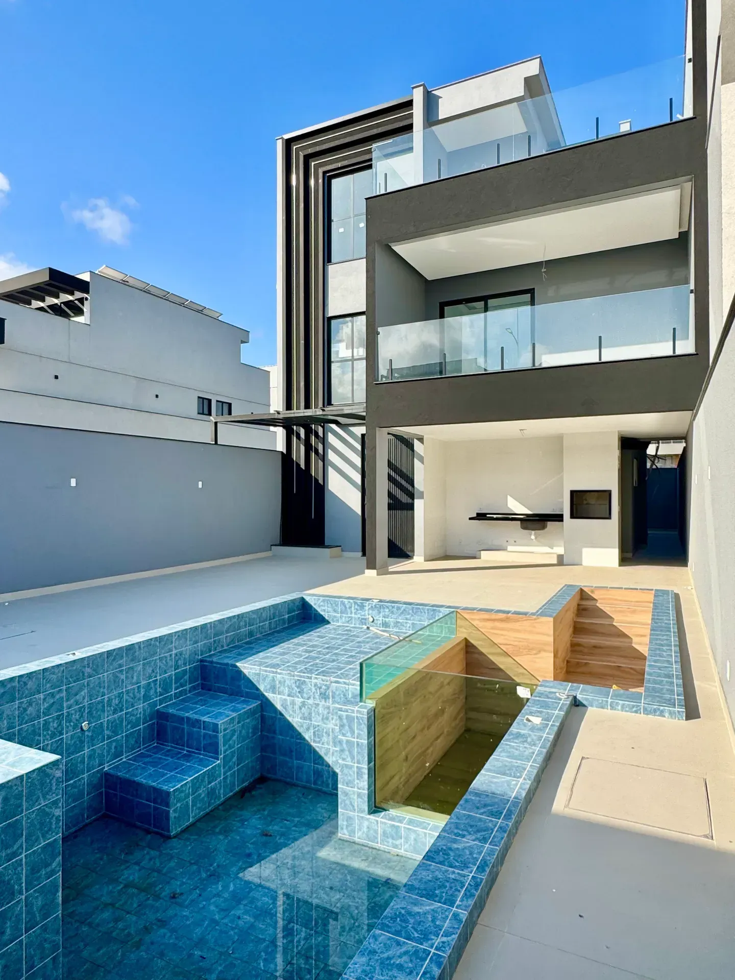 House with 5 bedrooms, 370 m² and 2 parking spots — photo 2