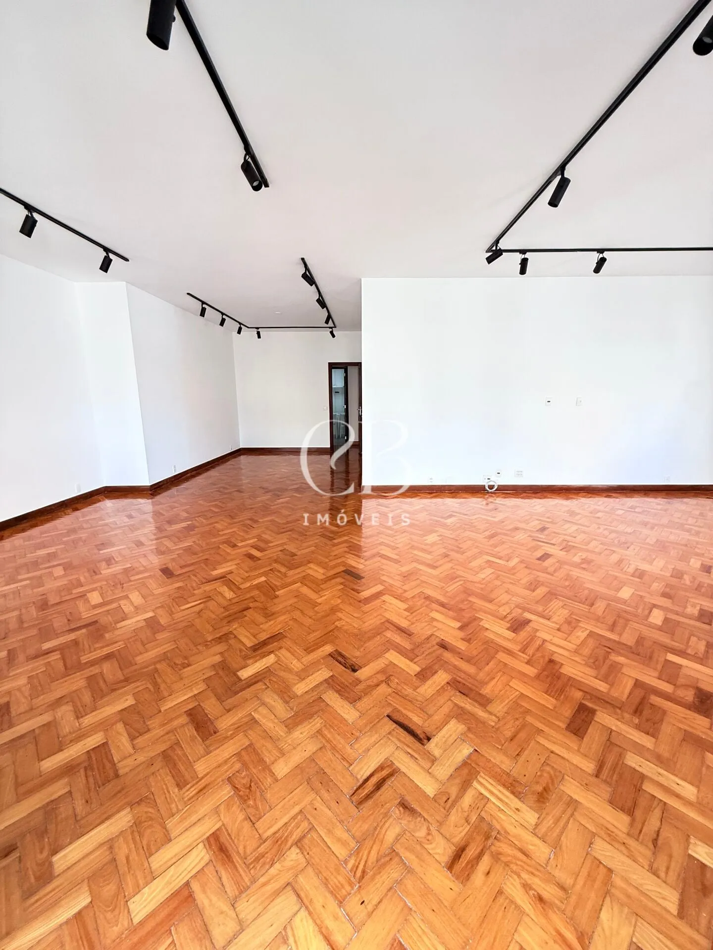 Apartment with 4 bedrooms and a glass-enclosed balcony — photo 7