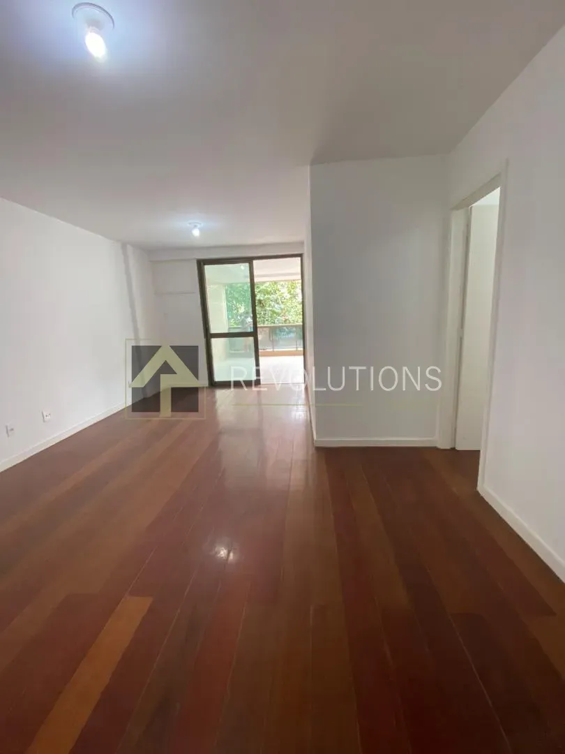 3-bedroom apartment with wood or laminate floors — photo 14