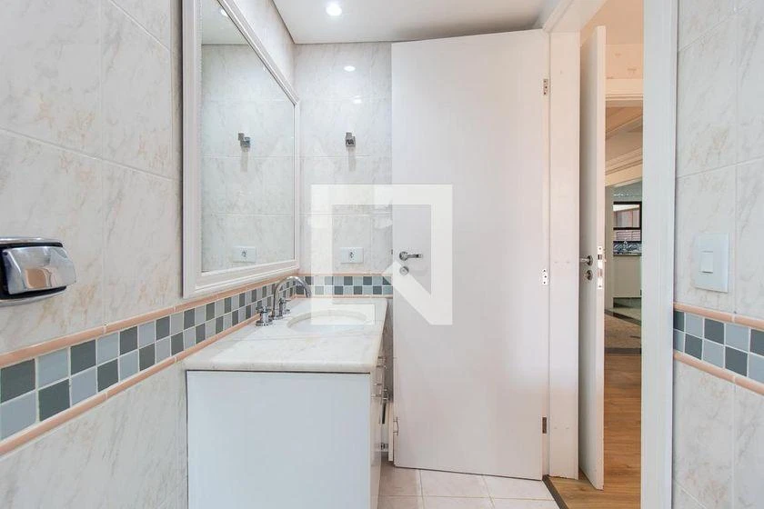 Bathtub in a 3-bedroom apartment, 176 m² — photo 27