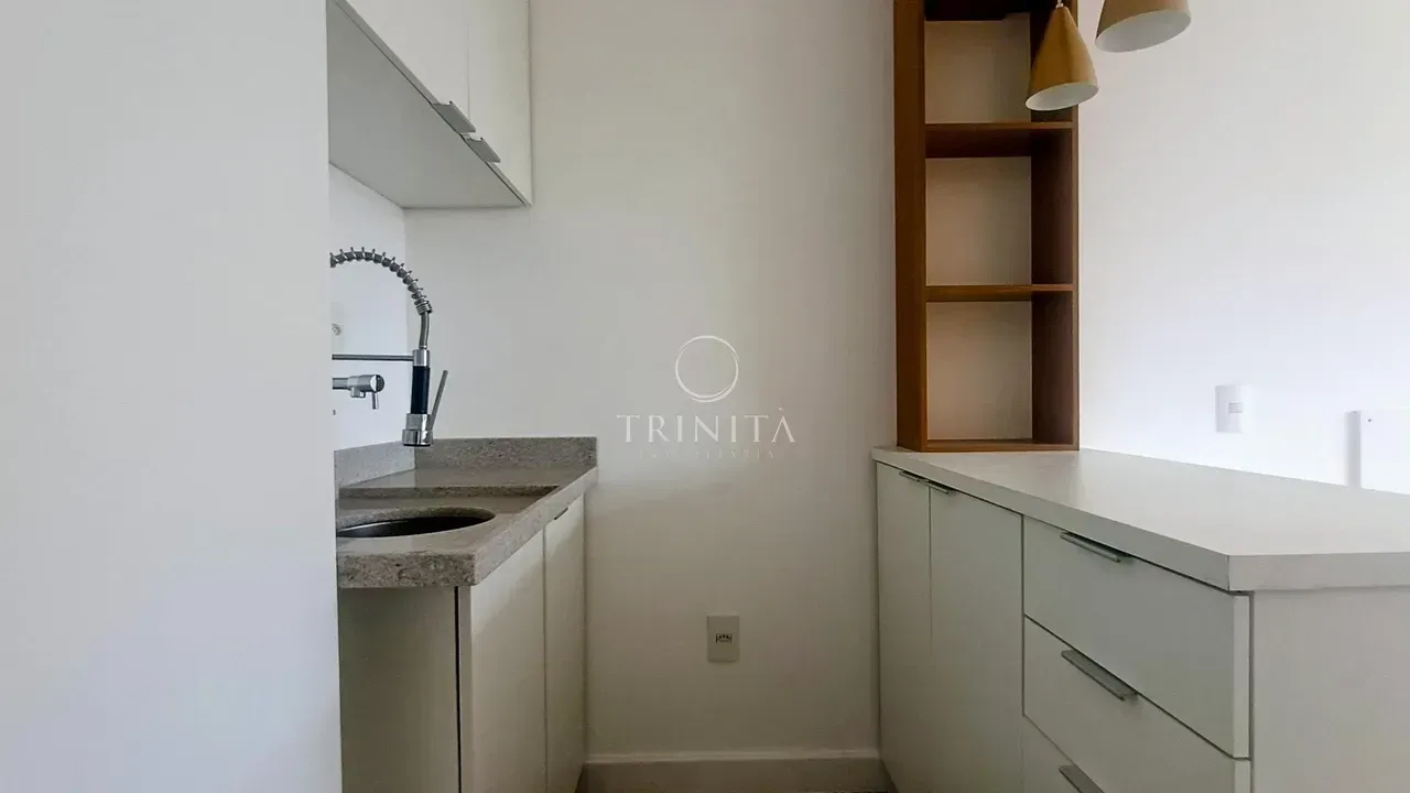 2-suite apartment with enclosed balcony and open-plan kitchen — photo 14