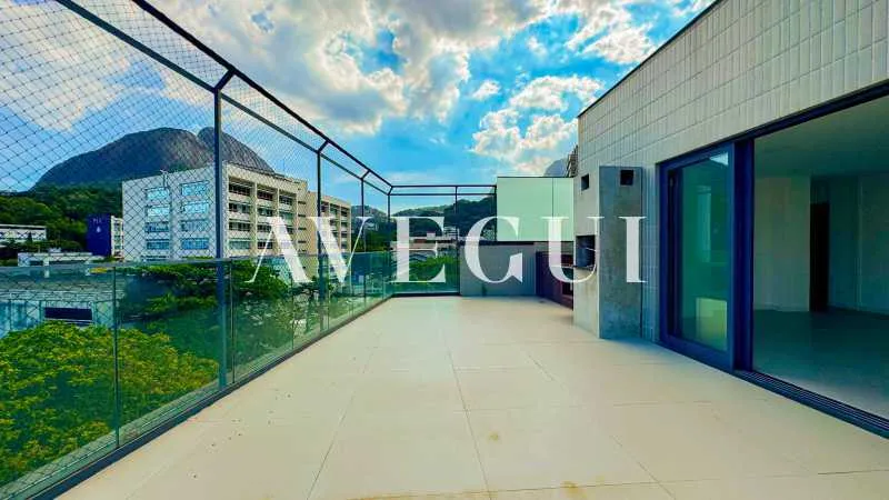 3-bedroom apartment in a building with a pool — photo 6