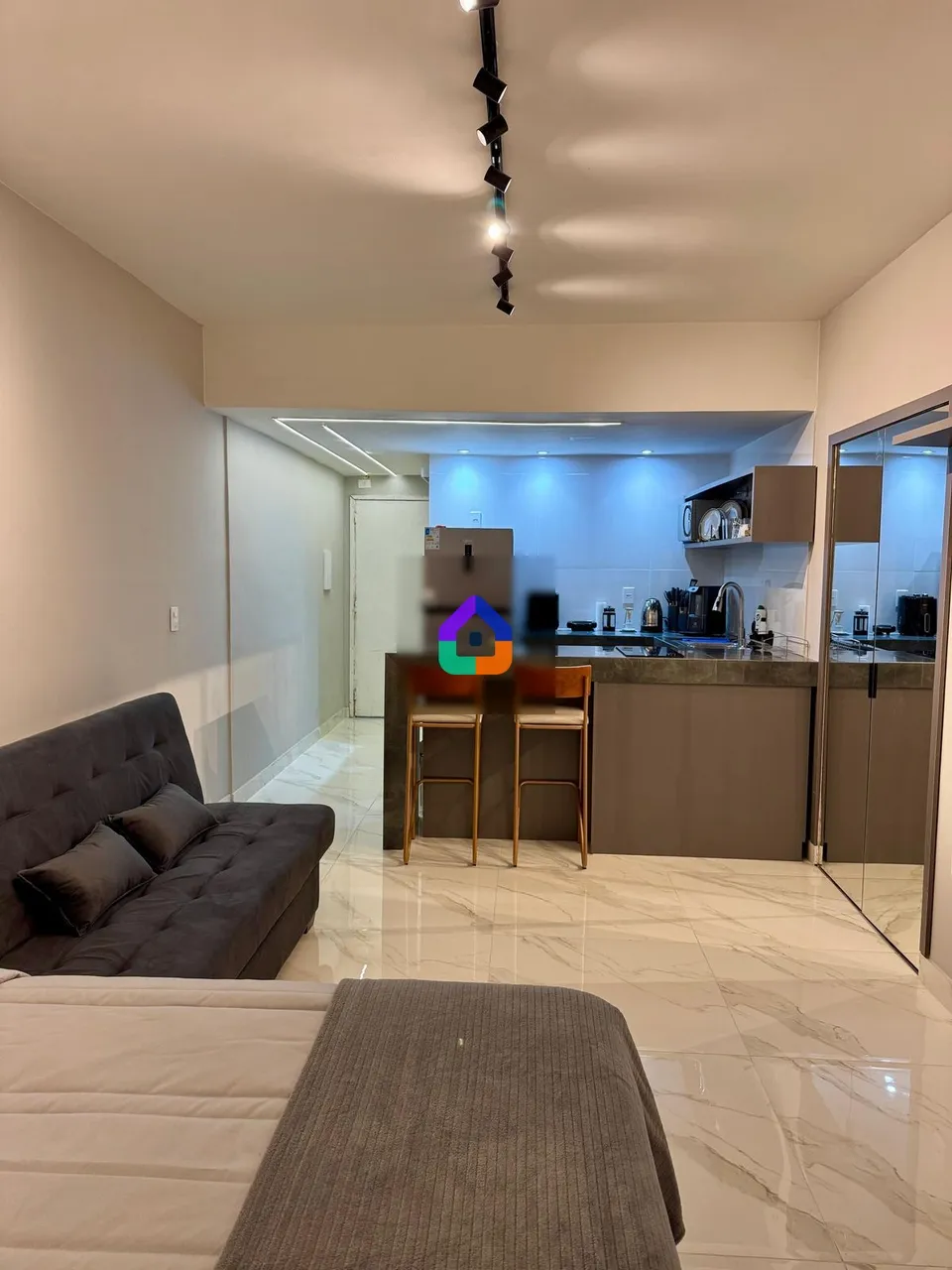 Furnished 1-bedroom apartment with open-plan kitchen