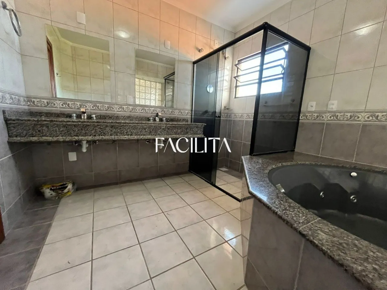 Furnished 456 m² house with 3 en-suite bedrooms and pool — photo 87