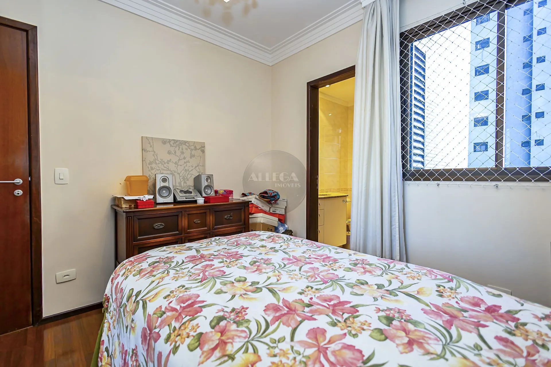 Apartamento com 4 quartos e piso de madeira na sala — photo 29