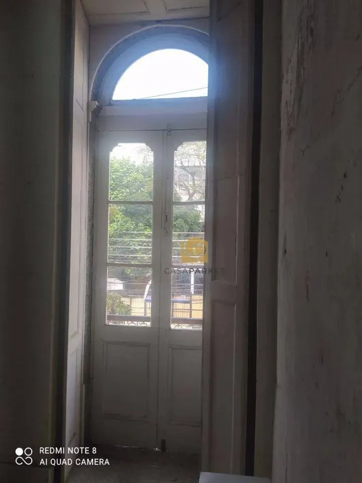 Casa com 2 dormitórios e piso de madeira na sala — photo 37